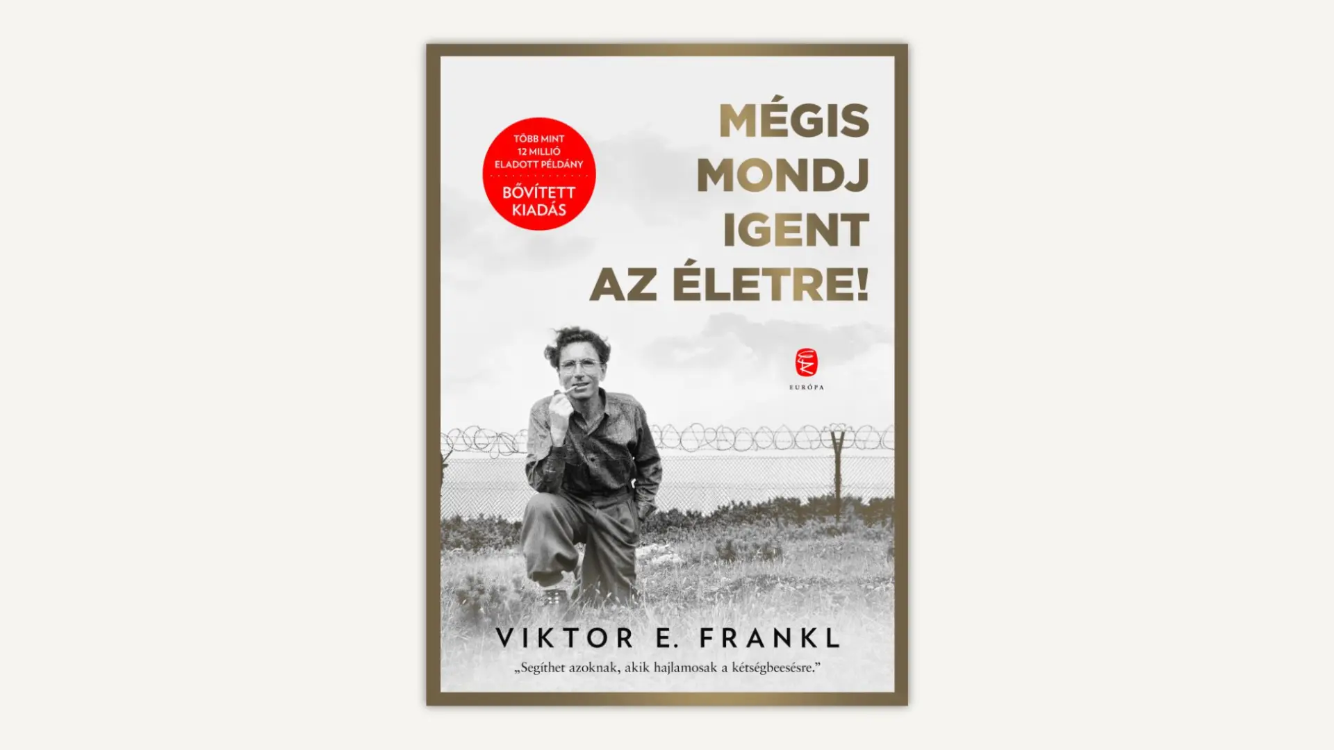 Viktor E. Frankl: Mégis mondj igent az életre! című könyvének borítója, amelyen a szerző látható egy szögesdrót kerítés előtt.